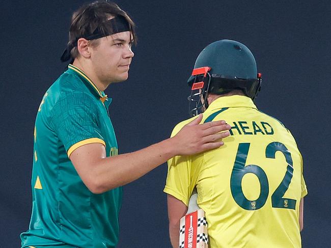 South Africa's Gerald Coetzee (L) pats Australia's Travis Head (C) on the back as Head leaves the field due to an injury during the fourth one-day international (ODI) cricket match between South Africa and Australia at SuperSport Park in Centurion on September 15, 2023. (Photo by PHILL MAGAKOE / AFP)