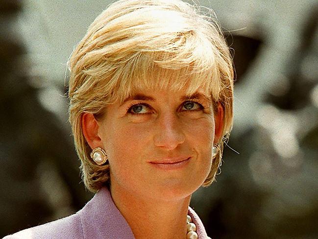 (FILES) This file photo taken on June 17, 1997 shows Britain's Diana, Princess of Wales (L), at a ceremony at Red Cross headquarters in Washington, to call for a global ban on anti-personnel landmines. Princess Diana rocked the monarchy when she leaked shocking details of palace life to author Andrew Morton, who told AFP the revelations are still causing damage 20 years after her death. / AFP PHOTO / JAMAL A. WILSON