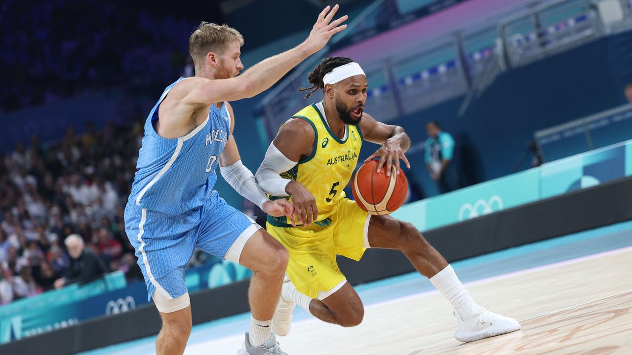 Australia's Patty Mills outflanks Greece's Thomas Walkup. Photo by Thomas COEX / AFP