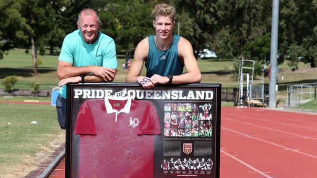 Trevor Gillmeister and a teenage athlete Ashley Moloney. (AAP Image/Jono Searle.)