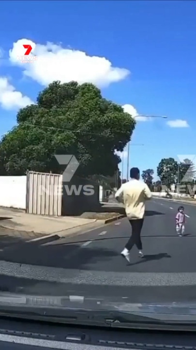 Adelaide toddler wanders into traffic (7NEWS)