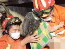 Girl found alive in dead dad’s embrace