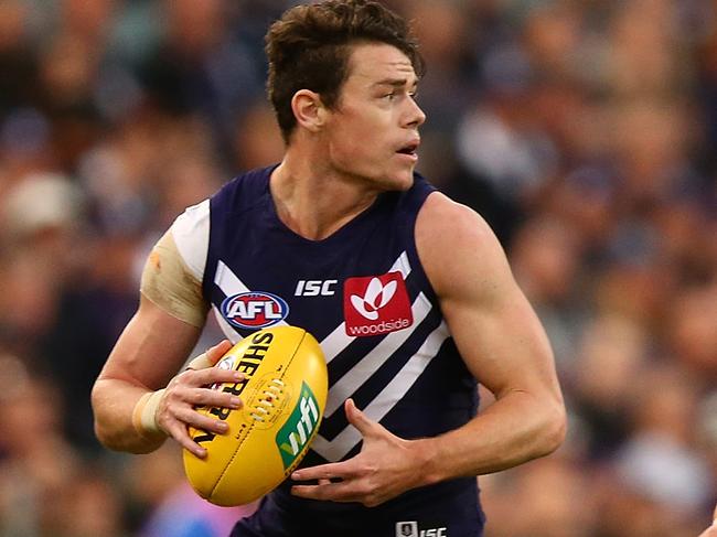 PERTH, AUSTRALIA - APRIL 08: Lachie Neale of the Dockers looks to pass the ball during the round three AFL match between the Fremantle Dockers and the Western Bulldogs at Domain Stadium on April 8, 2017 in Perth, Australia.  (Photo by Paul Kane/Getty Images)