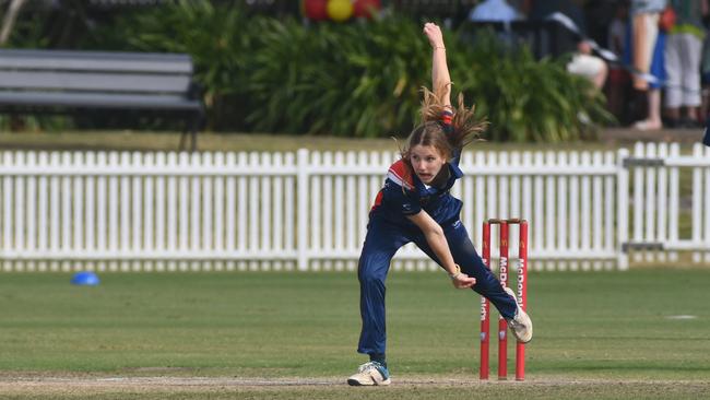 Olivia Linfoot hits that perfect line and length. Picture: Gordon Cricket Club