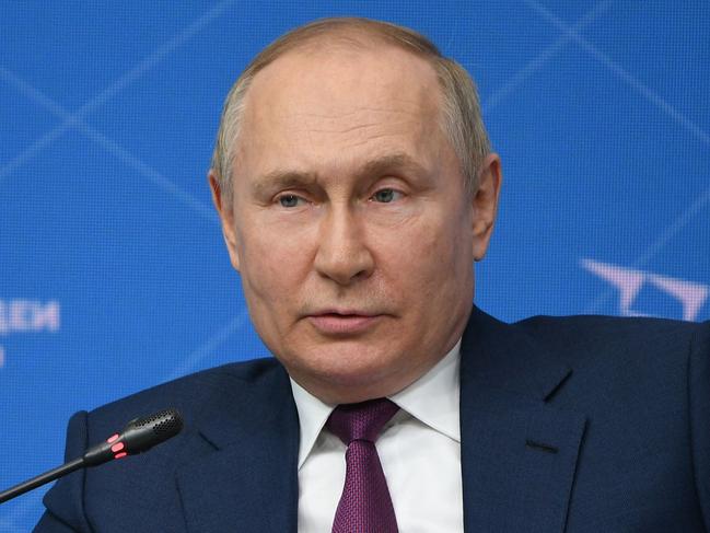 Paramedics ‘rushed to Putin’s bedside in late night scare’