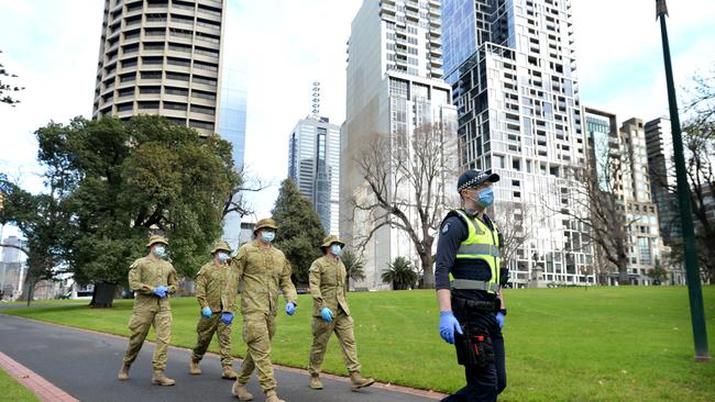 Police and ADF personnel patrol the Treasury Gardens in Melbourne. Picture: Andrew Henshaw/NCA NewsWire.