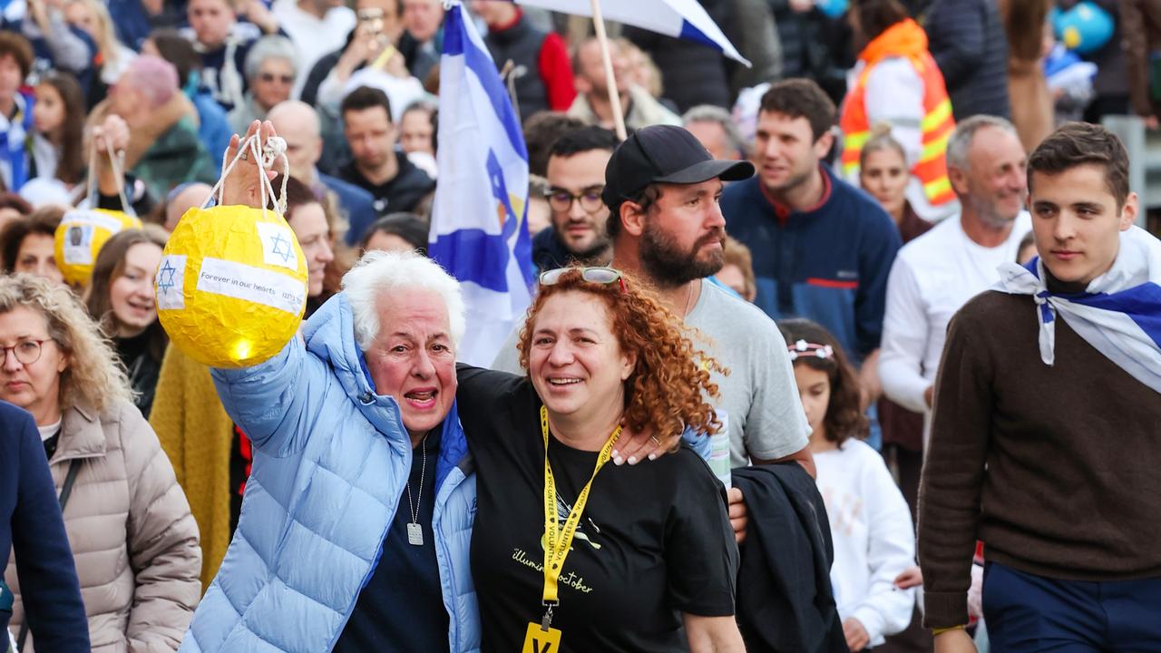 Jewish mourners pray for peace and acceptance