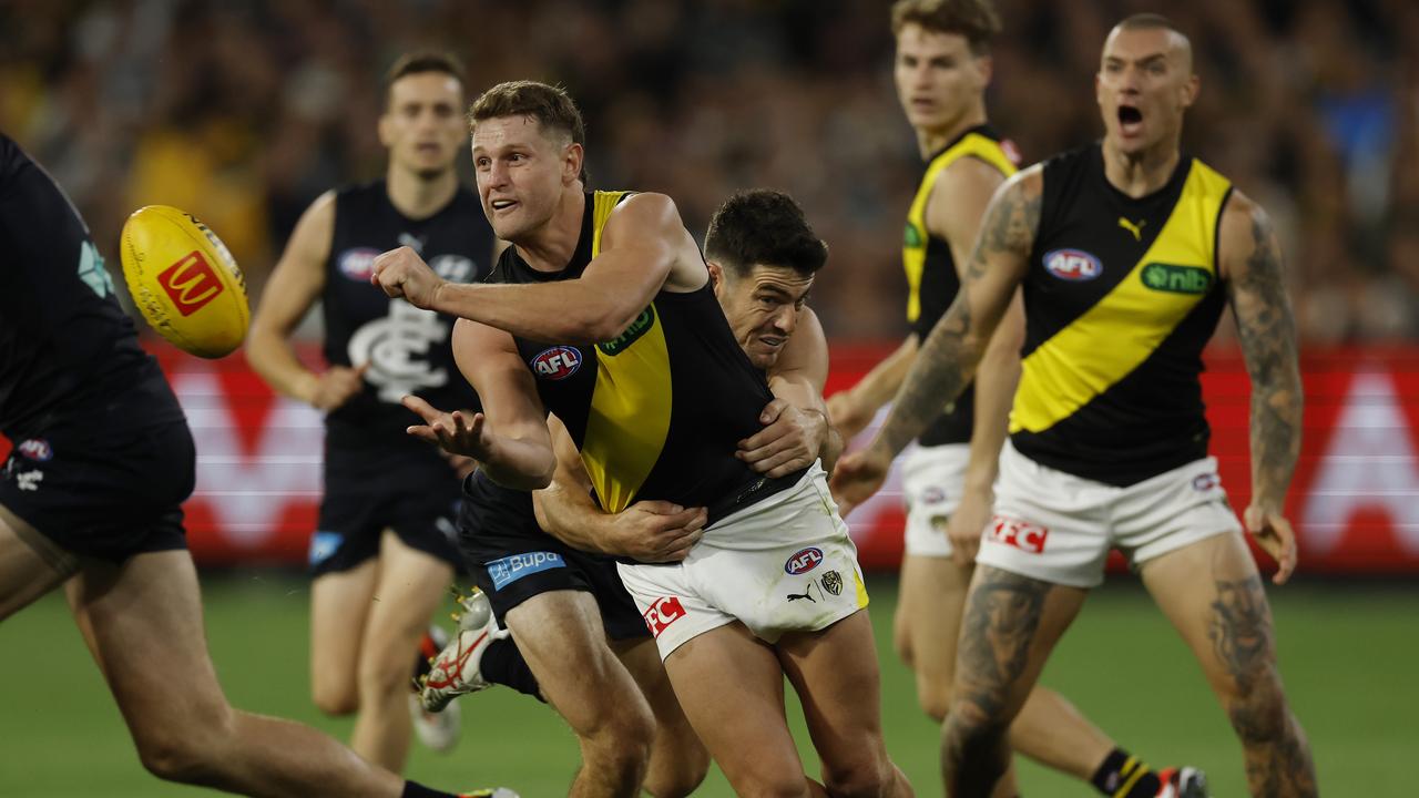 Jacob Hopper fires off a handball. Pic: Michael Klein