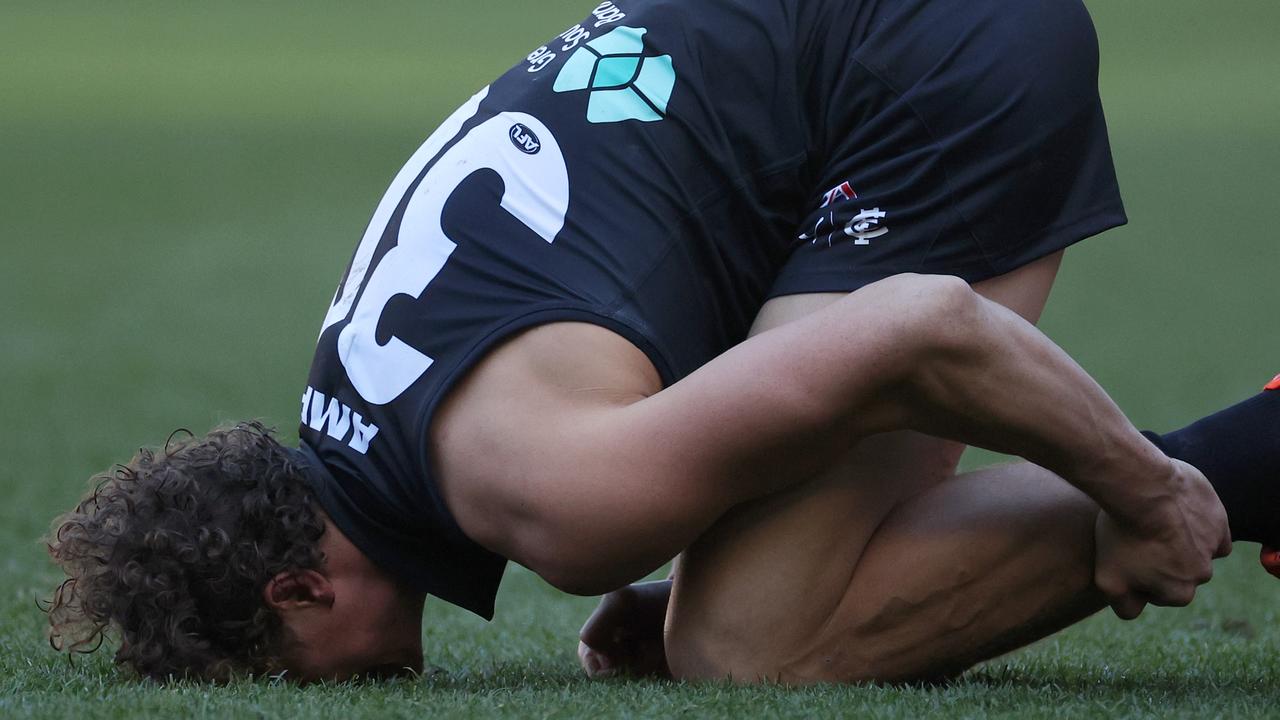 MELBOURNE, AUSTRALIA - AUGUST 11: Charlie Curnow of the Blues reacts after sustaining an injury during the round 22 AFL match between Carlton Blues and Hawthorn Hawks at Melbourne Cricket Ground, on August 11, 2024, in Melbourne, Australia. (Photo by Daniel Pockett/Getty Images)