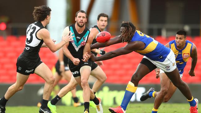 Travis Boak fires a handball out to Darcy Byrne-Jones during the Power triumph.