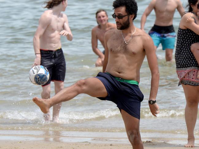 MELBOURNE, AUSTRALIA - NewsWire Photos NOVEMBER 3, 2020: Despite requests to socially distance due to the Coronavirus pandemic crowds flock to St Kilda Beach on the Melbourne Cup public holiday to soak up the sun. Picture: NCA NewsWire / Andrew Henshaw