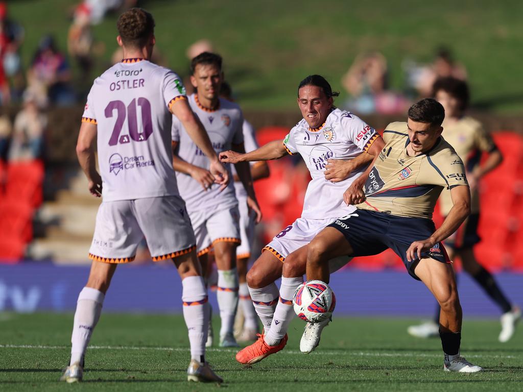 Lachlan Wales of Perth Glory competes for the ball with Matthew Scarcella of the Jets. Photo: Scott Gardiner/Getty Images.