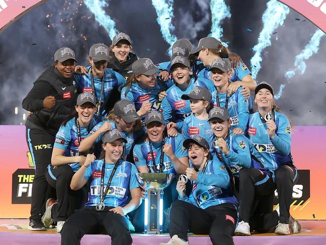 SYDNEY, AUSTRALIA - NOVEMBER 26:  The Strikers celebrate with the trophy after victory during the Women's Big Bash League Final between the Sydney Sixers and the Adelaide Strikers at North Sydney Oval, on November 26, 2022, in Sydney, Australia. (Photo by Mark Kolbe/Getty Images)