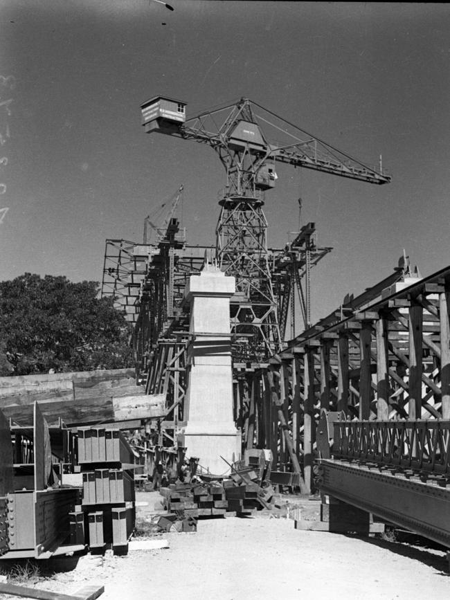 The Story Bridge under construction in 1937