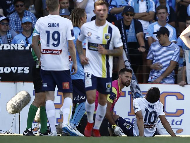 Tommy Oar of the Mariners leaves the field with an injury. Picture: Ryan Pierse/Getty Images