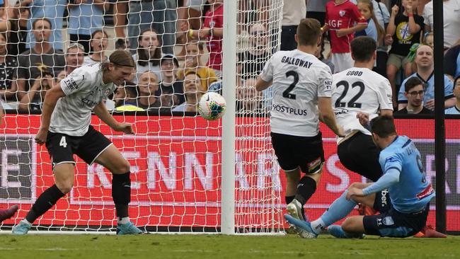 Adam Le Fondre equalises for Sydney FC after a goalmouth scamble during the top-of-the-table clash at Jubilee Stadium. Picture: AAP