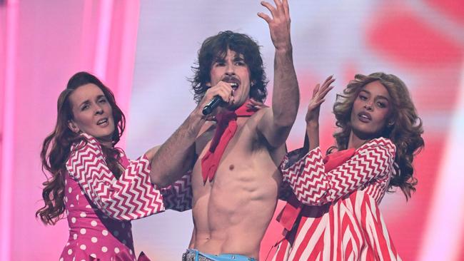 Go-Jo performing with girlfriend Jenaya Okpalanze (right). Picture: Fabrice Coffrini / AFP.