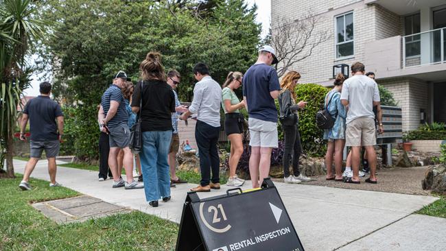 SYDNEY, AUSTRALIA - NewsWire Photos, FEBRUARY 03, 2024 : A crowd is queuing up for an open inspection of a rental property located in Bondi. Picture: NCA NewsWire / Flavio Brancaleone