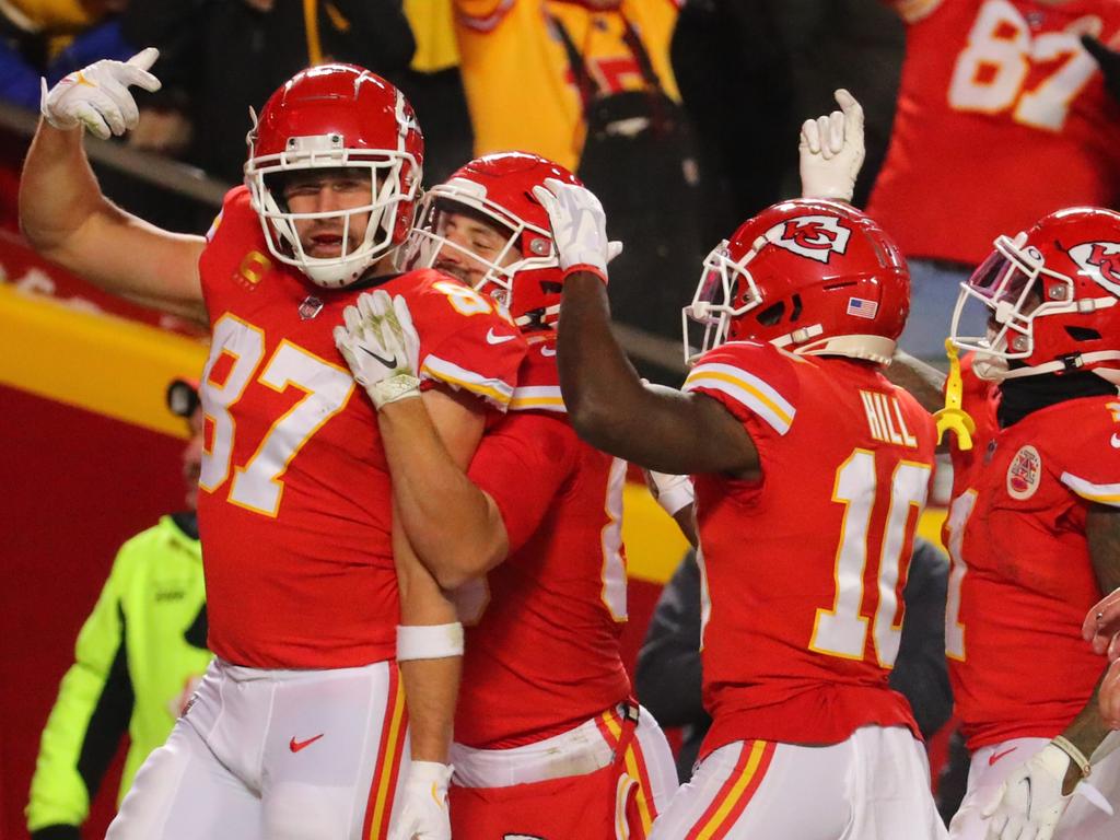 Travis Kelce of the Kansas City Chiefs celebrates after catching a News  Photo - Getty Images