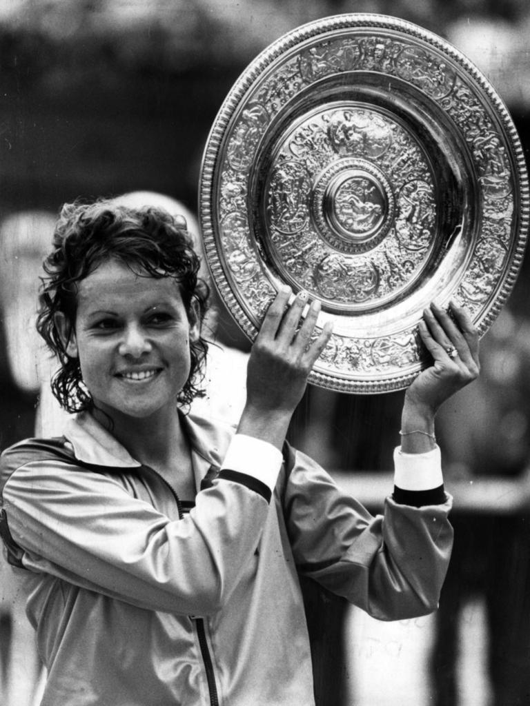 Aust tennis player Evonne Goolagong Cawley holding Wimbledon trophy Jul 1980. 1980s