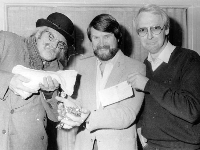 Derryn Hinch, middle, and John Blackman, right with Bruce Mansfield in 1985. Blackman and Mansfield were paying a bet about Hinch giving up smoking and drinking.