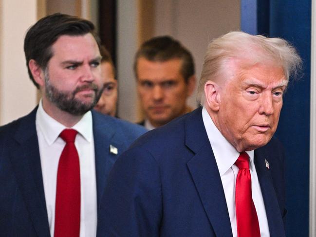 US President Donald Trump (R), trailed by Secretary of Defense Pete Hegseth (C) and Vice President JD Vance (L), arrives to speak about the mid-air crash between American Airlines flight 5342 and a military helicopter in Washington, in the Brady Press Briefing Room at the White House on January 30, 2025 in Washington, DC. Divers pulled bodies from the icy waters of Washington's Potomac river Thursday after a US military helicopter collided midair with a passenger plane carrying 64 people, with officials saying there were likely no survivors. (Photo by ROBERTO SCHMIDT / AFP)