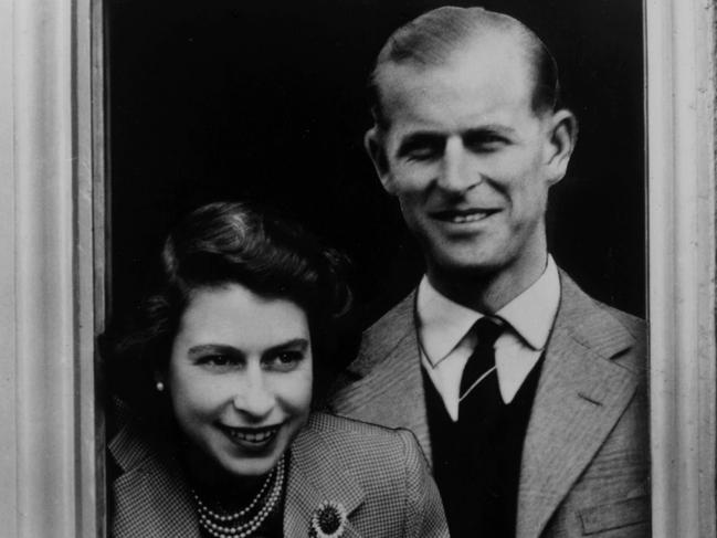 28th September 1952:  Queen Elizabeth with her husband Prince Philip, Duke of Edinburgh and her children, Charles and Anne at Balmoral Castle in Scotland.  (Photo by Lisa Sheridan/Studio Lisa/Getty Images)