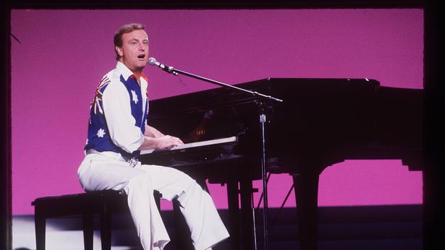 Singer Peter Allen sitting at a piano. (Pic: Sydney Freelance Agency)