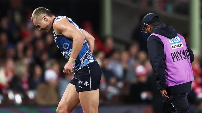 SYDNEY, AUSTRALIA – MAY 26: Patrick Cripps of the Blues leaves the field injured during the round 11 AFL match between Sydney Swans and Carlton Blues at Sydney Cricket Ground, on May 26, 2023, in Sydney, Australia. (Photo by Matt King/AFL Photos/via Getty Images )