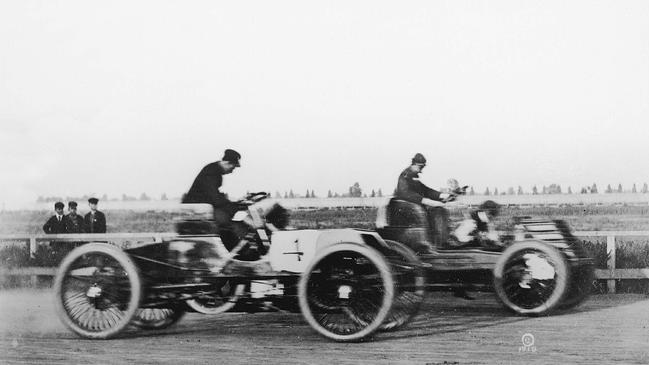 Henry Ford (left) about to pass Alexander Winton in the 1901 sweepstakes race.