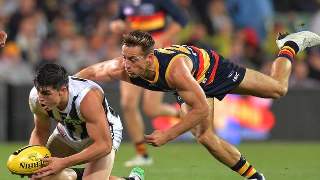 Richard Douglas hunts Magpie Will Hoskin-Elliott. Picture: Daniel Kalisz/Getty Images