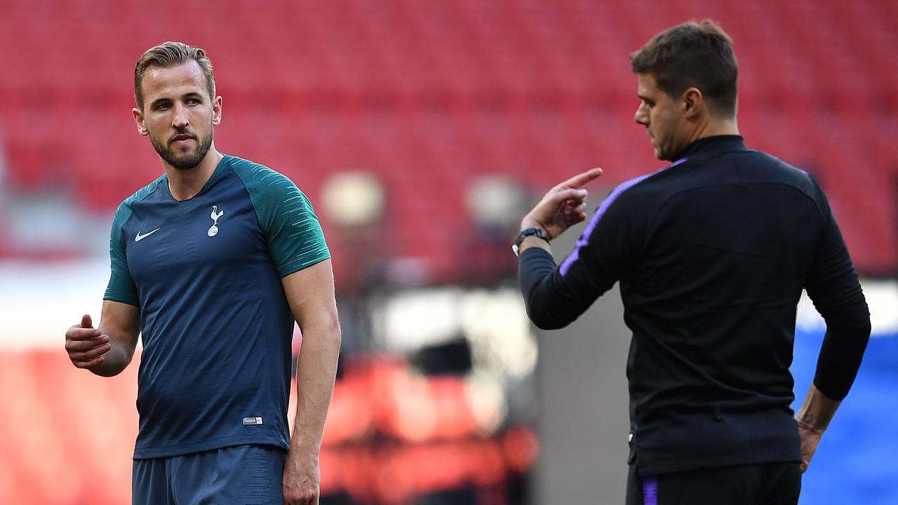 Mauricio Pochettino (R) speaks to Tottenham Hotspur's striker Harry Kane