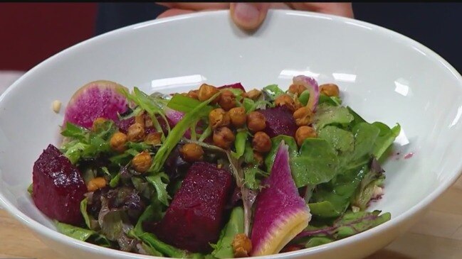 Cooking with Que to make a vegan beet salad