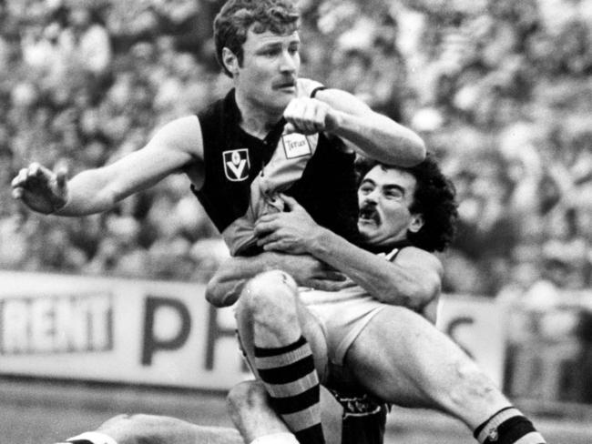 1980. Semi-Final. Geelong v Richmond. VFL Park. Zane Taylor drags Emmett Dunne to the ground. Neg: 800913/332