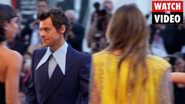 Harry Styles avoids standing next to Olivia Wilde on red carpet