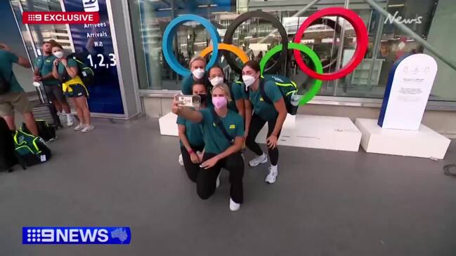 Aussie swim team arrives in Paris with face masks