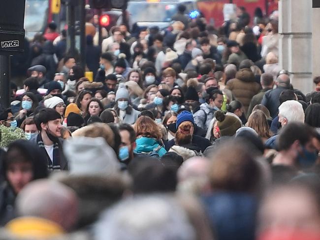 LONDON, ENGLAND - DECEMBER 06: Crowds of shoppers are seen on Regents street on December 6, 2020 in London, United Kingdom. Earlier this week, England ended a nationwide lockdown that had closed non-essential stores and sit-down restaurants, transitioning to a localised tier system. Classified as Tier 2, London and its retail sector are trying to salvage the holiday shopping season. (Photo by Peter Summers/Getty Images)