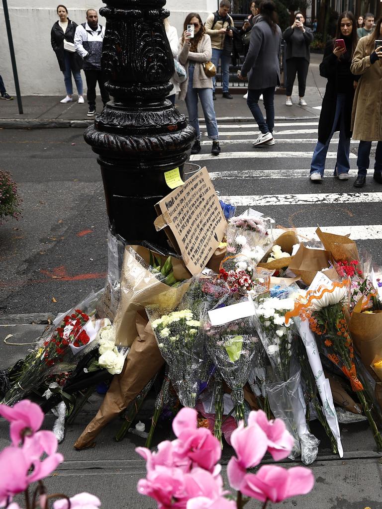 Fans pay tribute to the actor outside the <i>Friends</i> building in NYC. Picture: John Lamparski/Getty Images