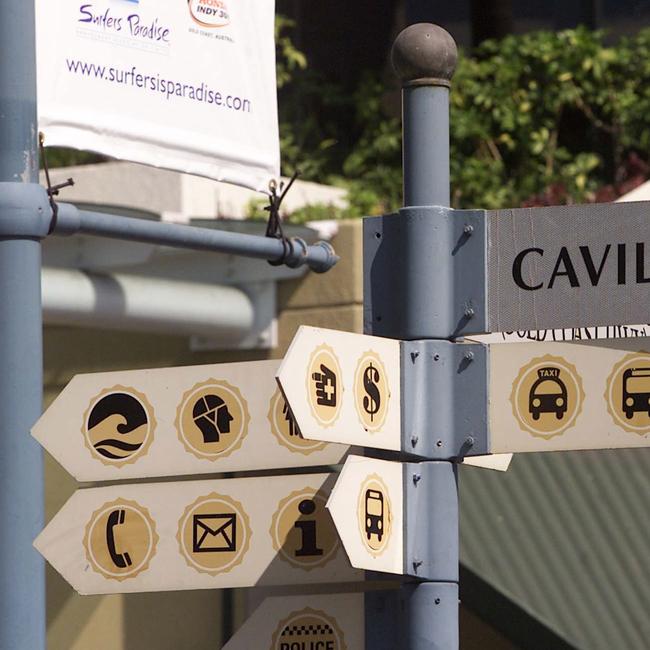 2002 D/I. Street sign in Cavill Avenue