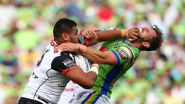 CANBERRA, AUSTRALIA — MARCH 24: Samuel Lisone of the Warriors palms Aiden Sezer of the Raiders during the round three NRL match between the Canberra Raiders and the New Zealand Warriors at GIO Stadium on March 24, 2018 in Canberra, Australia. (Photo by Mark Nolan/Getty Images)