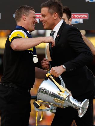 Matthew Richardson presents the cup to Damien Hardwick.