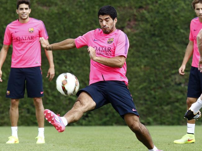 Barcelona's Uruguayan forward Luis Suarez (C) takes part in a training session at the Sports Center FC Barcelona Joan Gamper in Sant Joan Despi, near Barcelona, on August 17, 2014. AFP PHOTO AFP PHOTO / QUIQUE GARCIA