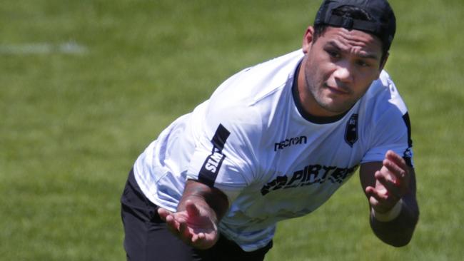 DENVER, CO - JUNE 20: Issac Luke of the New Zealand Kiwis rugby team passes during a training session at University of Denver on June 20, 2018 in Denver, Colorado. Joe Mahoney/Getty Images/AFP == FOR NEWSPAPERS, INTERNET, TELCOS &amp; TELEVISION USE ONLY ==