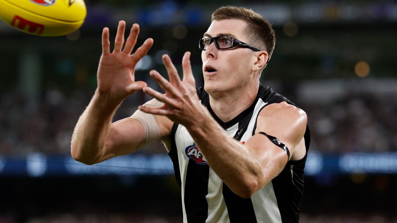 MELBOURNE, AUSTRALIA - MARCH 17: Mason Cox of the Magpies marks the ball during the 2023 AFL Round 01 match between the Geelong Cats and the Collingwood Magpies at the Melbourne Cricket Ground on March 17, 2023 in Melbourne, Australia. (Photo by Michael Willson/AFL Photos via Getty Images)