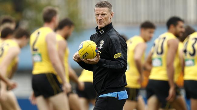 Damien Hardwick has called on the umpires to monitor Sydney’s short kicking. Picture: Getty Images