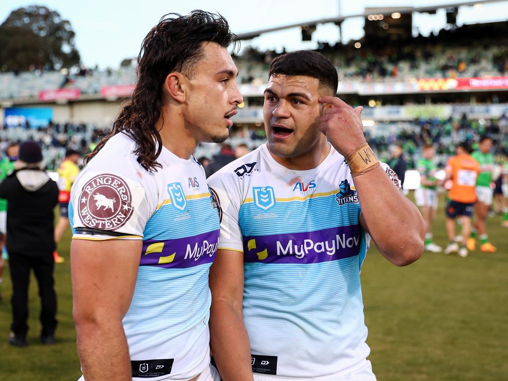 David Fifita (R) and Tino Fa'asuamaleaui argue a point. Picture: NRL Images