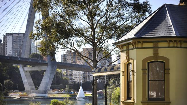 Bellevue Cottage with Anzac Bridge in the background. Photo by Phil Rogers