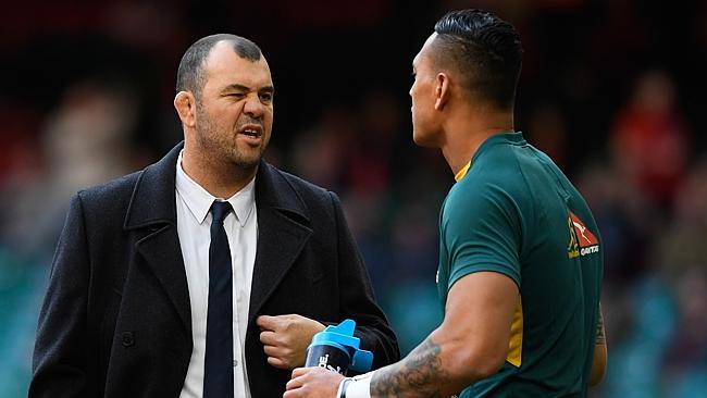 Michael Cheika speaks with fullback Israel Folau.