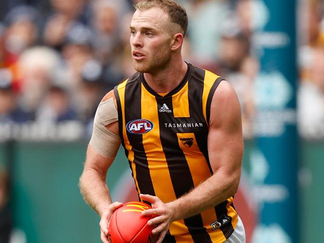 MELBOURNE, AUSTRALIA - APRIL 03: Tom Mitchell of the Hawks in action during the 2022 AFL Round 03 match between the Carlton Blues and the Hawthorn Hawks at the Melbourne Cricket Ground on April 03, 2022 In Melbourne, Australia. (Photo by Michael Willson/AFL Photos via Getty Images)