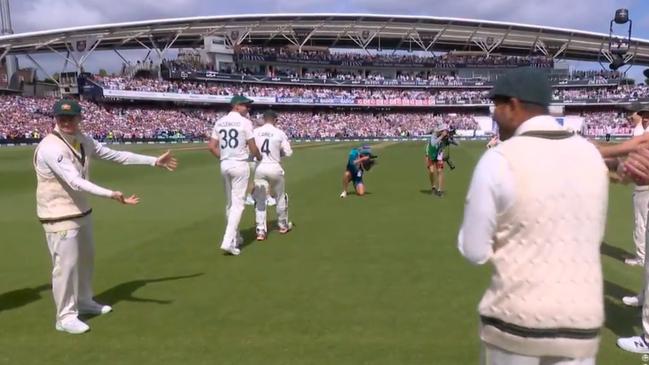 Steve Smith’s cheeky gesture to James Anderson.